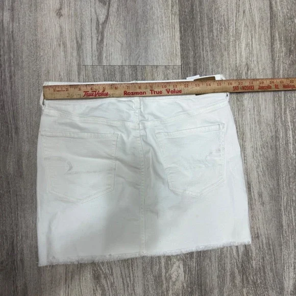 American Eagle‎ Outfitters White Denim Mini Skirt Hi-Rise Frayed Hem Sz 12 NWT - Picture 8 of 9